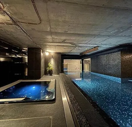 Luxe With Pool, Sauna, Jacuzzi, Gym, Balcony * Prag