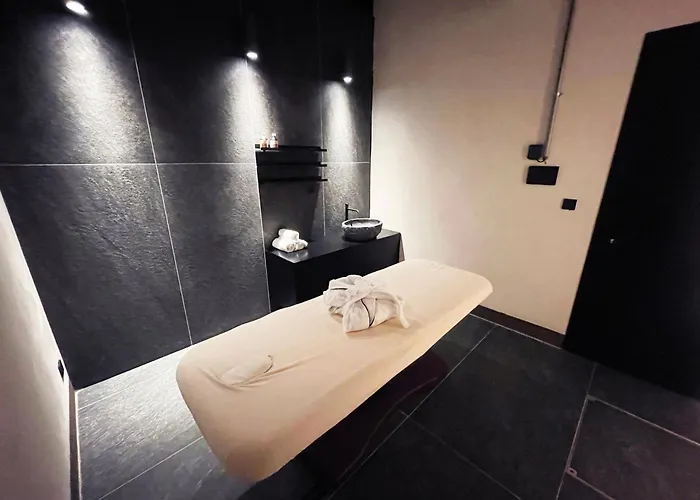 Luxe With Pool, Sauna, Jacuzzi, Gym, Balcony
