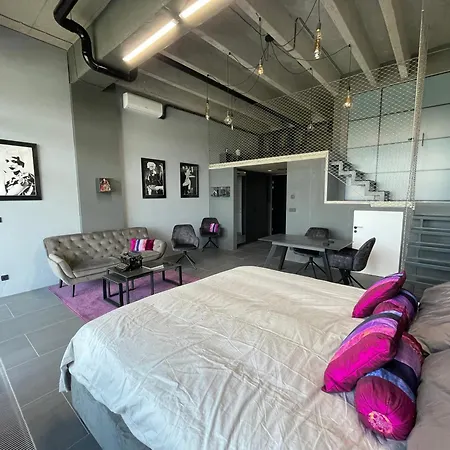 Luxe - Air-conditioned, Quiet Suburb *